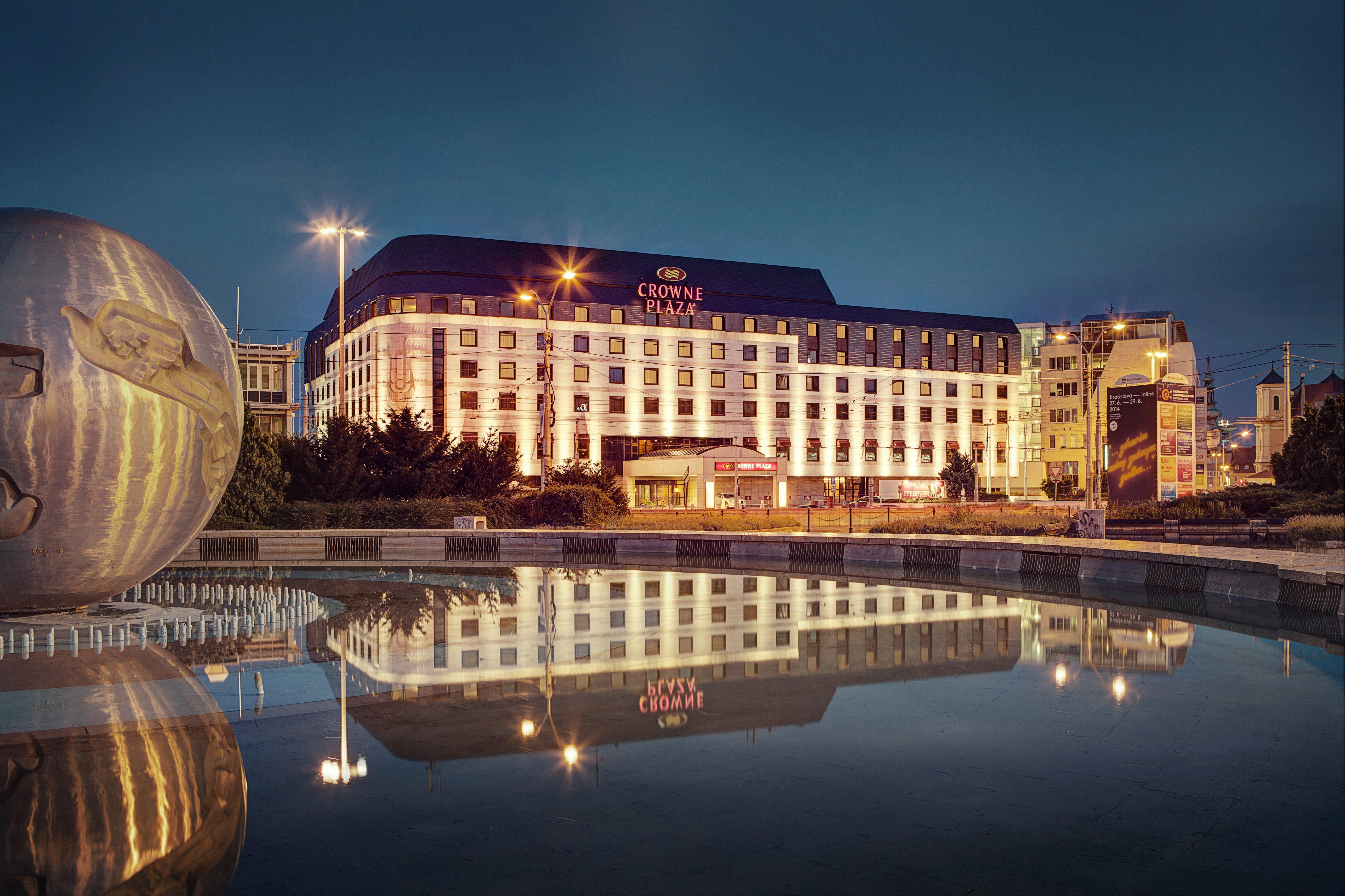 Crowne Plaza Bratislava By Ihg Hotel Ngoại thất bức ảnh