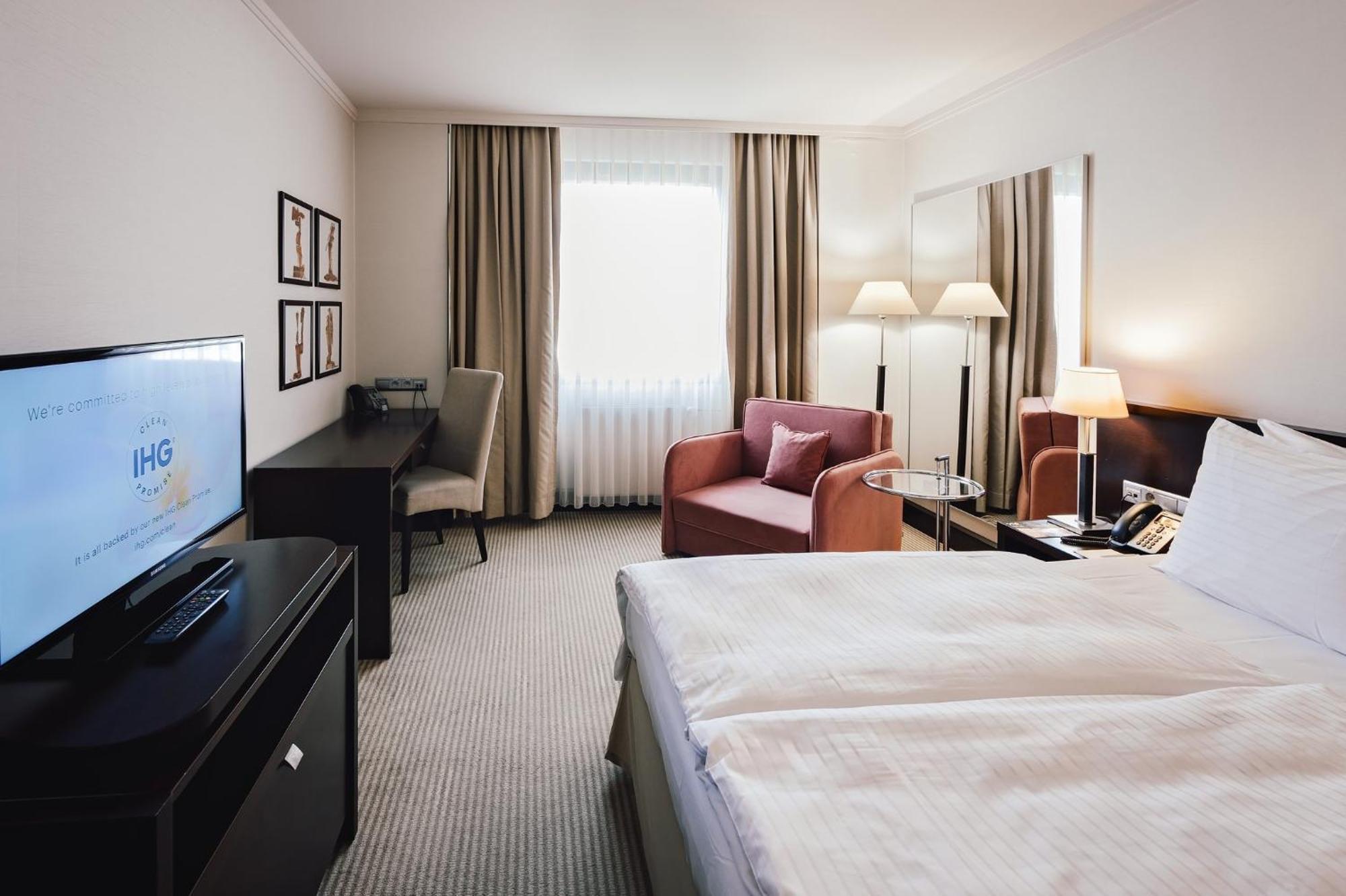 Crowne Plaza Bratislava By Ihg Hotel Ngoại thất bức ảnh