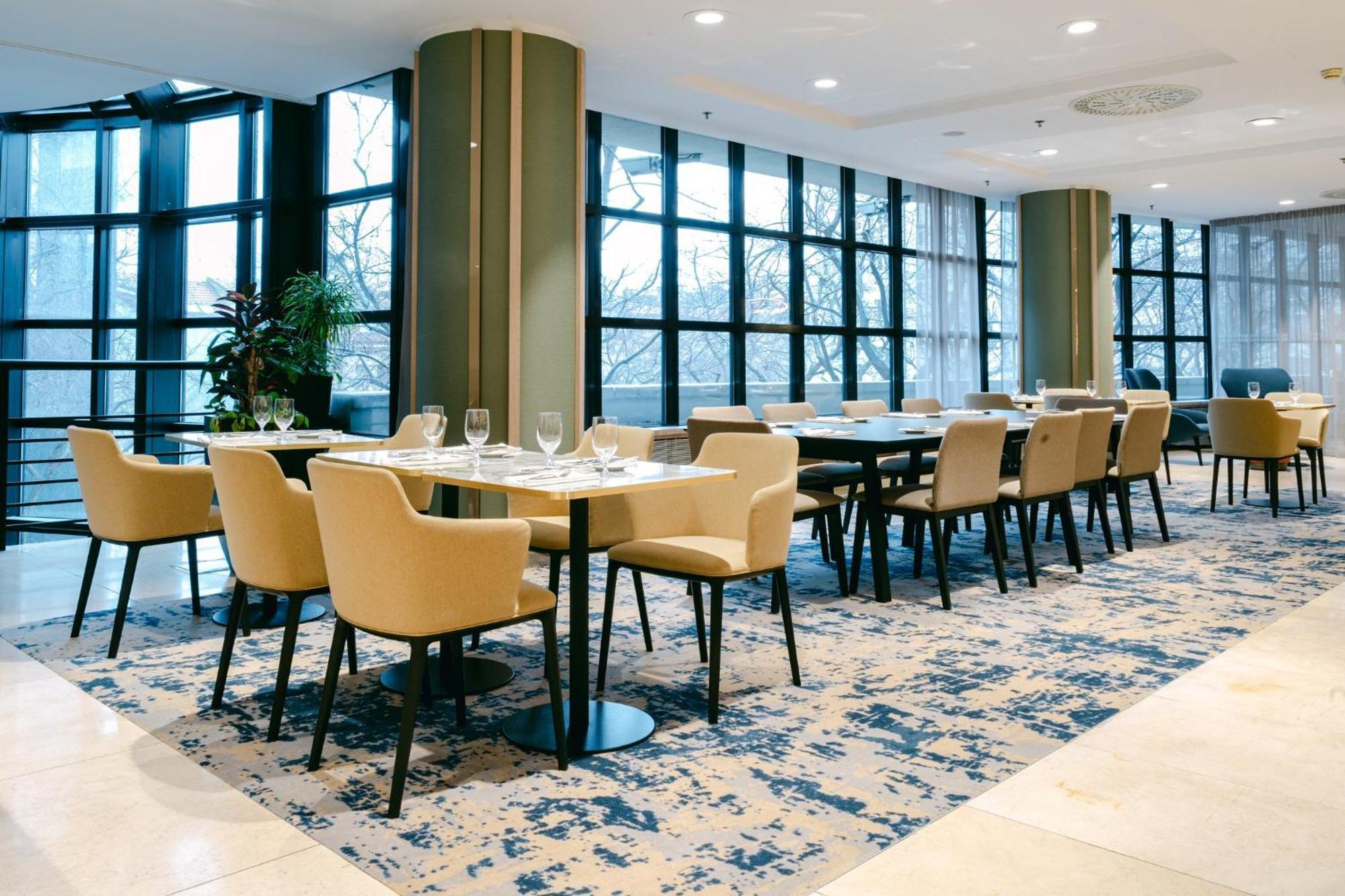 Crowne Plaza Bratislava By Ihg Hotel Ngoại thất bức ảnh
