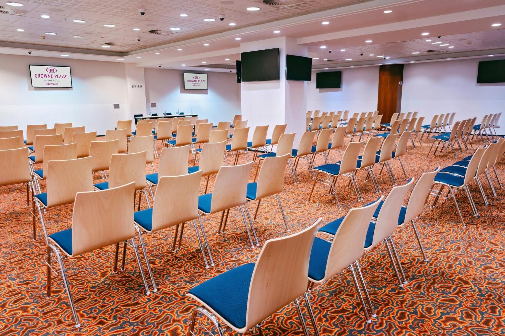 Crowne Plaza Bratislava By Ihg Hotel Ngoại thất bức ảnh